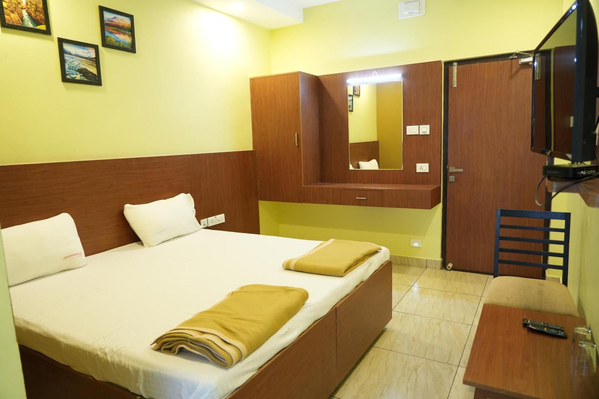 Hotel Sri Krishnan Residency à Pollāchi Extérieur photo