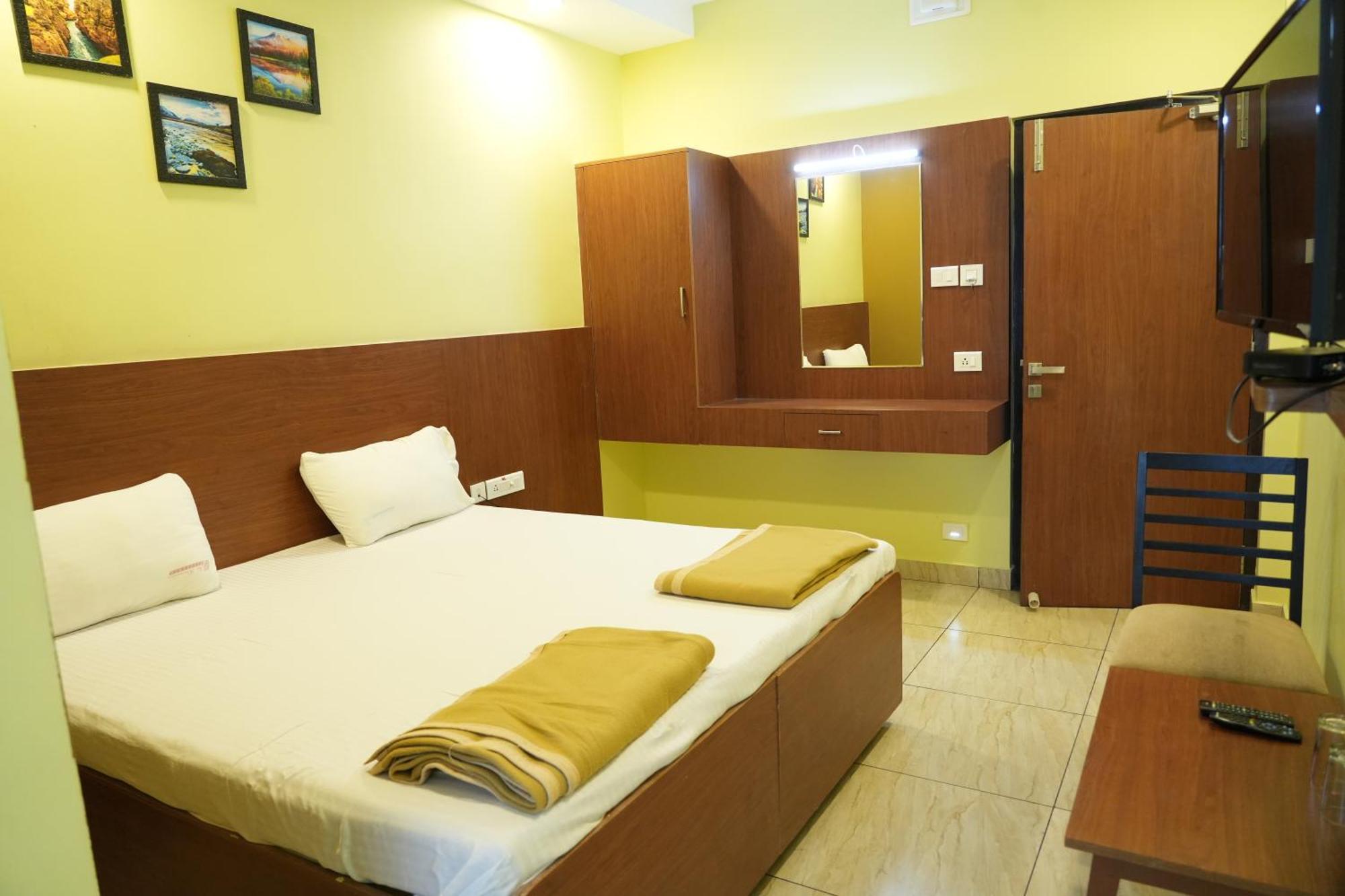 Hotel Sri Krishnan Residency à Pollāchi Extérieur photo