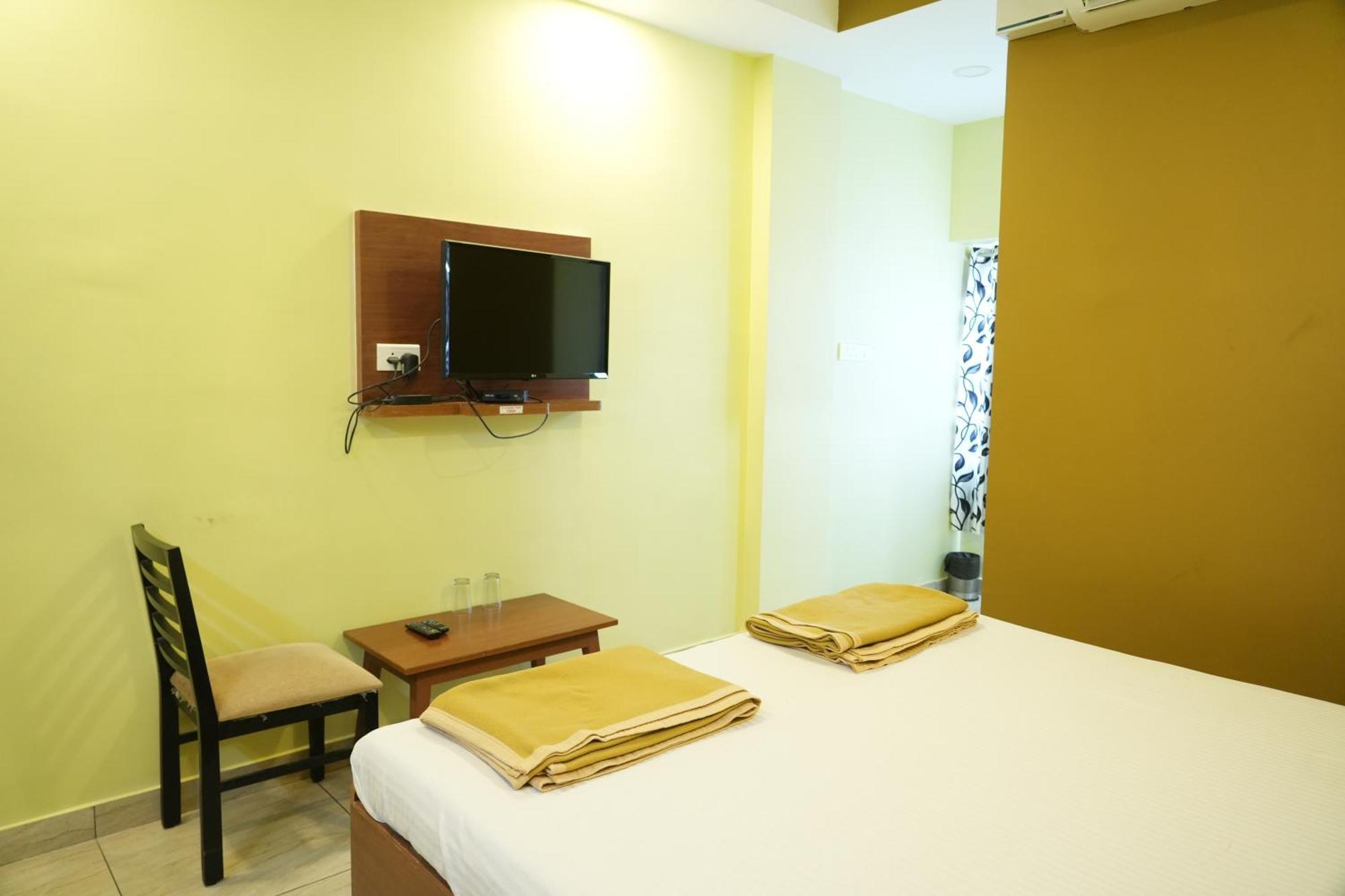 Hotel Sri Krishnan Residency à Pollāchi Extérieur photo
