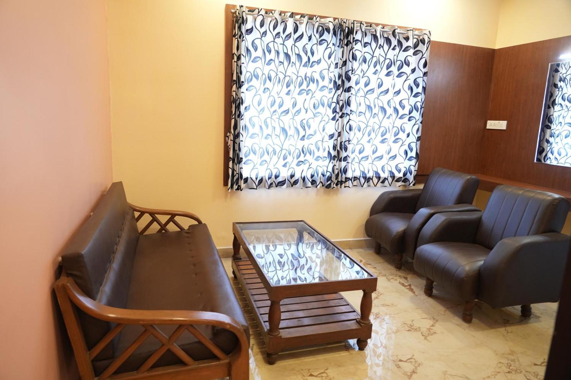 Hotel Sri Krishnan Residency à Pollāchi Extérieur photo