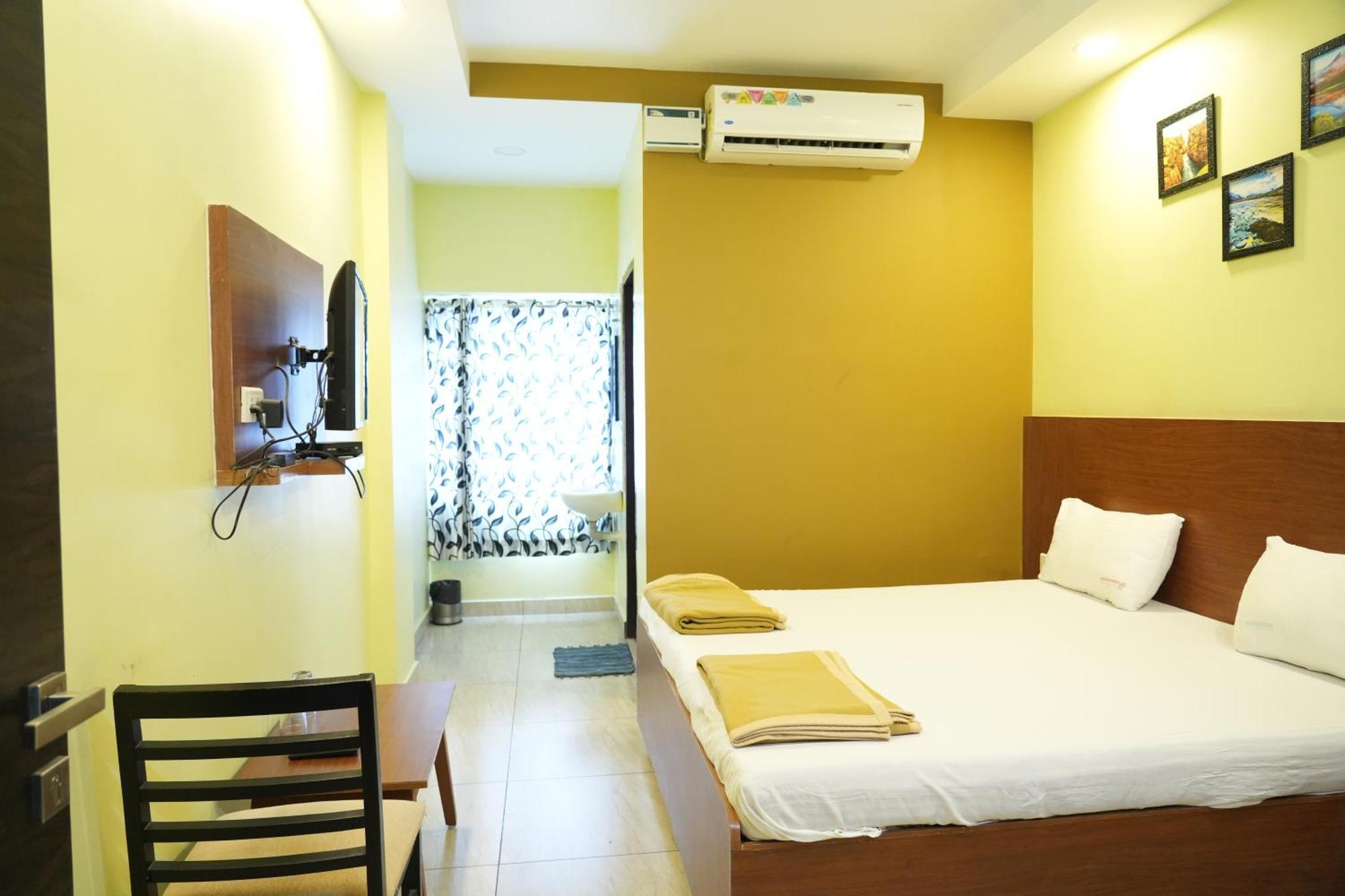 Hotel Sri Krishnan Residency à Pollāchi Extérieur photo