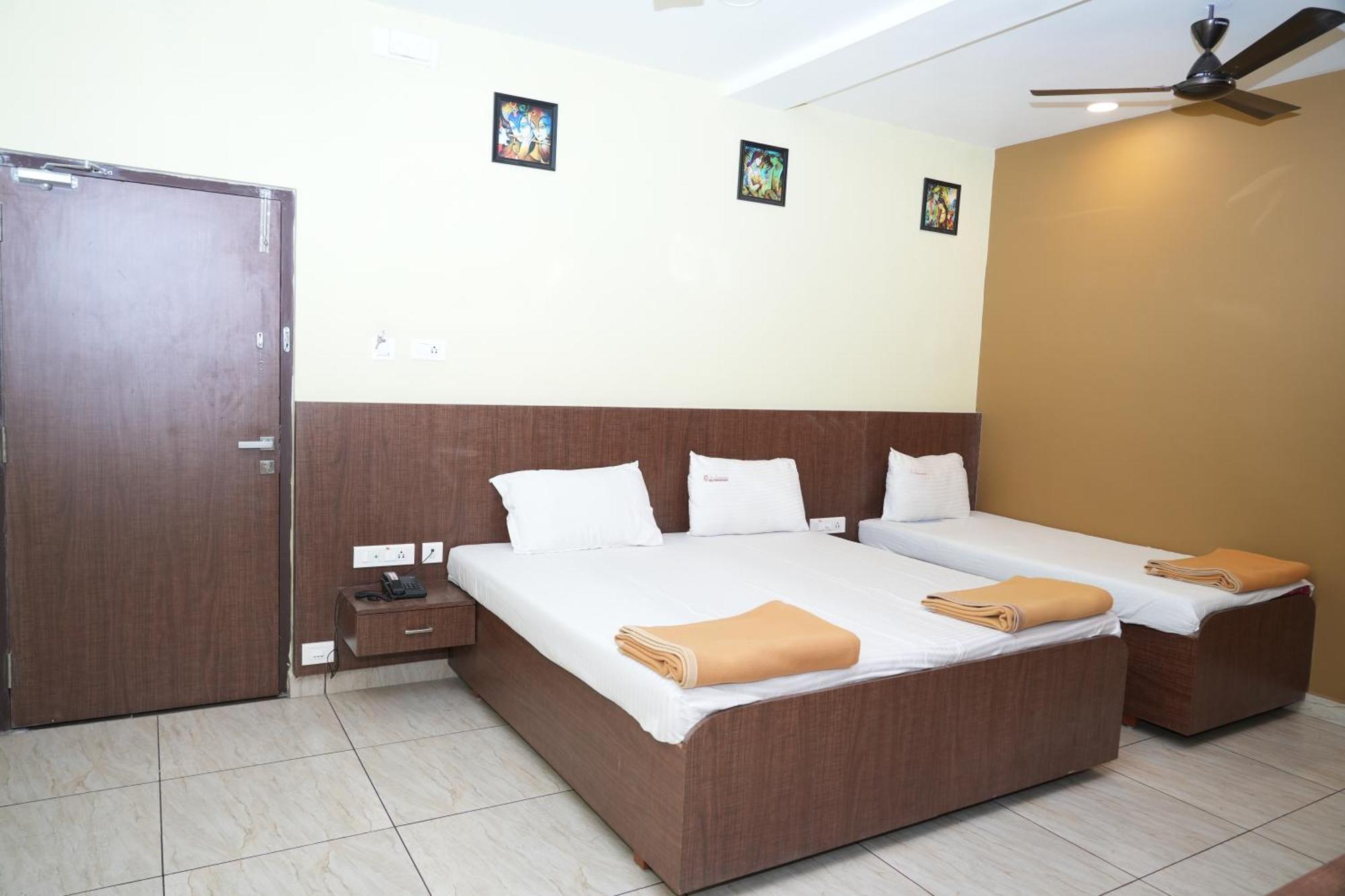 Hotel Sri Krishnan Residency à Pollāchi Extérieur photo