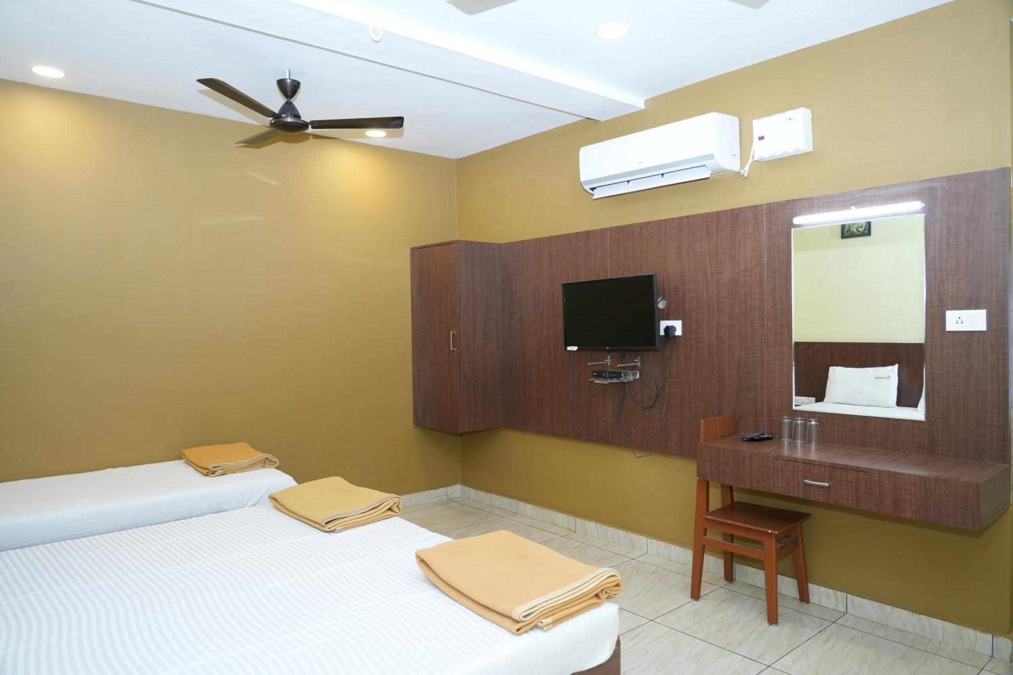 Hotel Sri Krishnan Residency à Pollāchi Extérieur photo