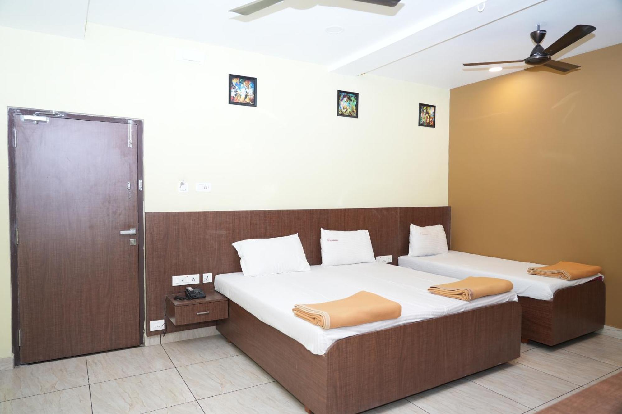 Hotel Sri Krishnan Residency à Pollāchi Extérieur photo
