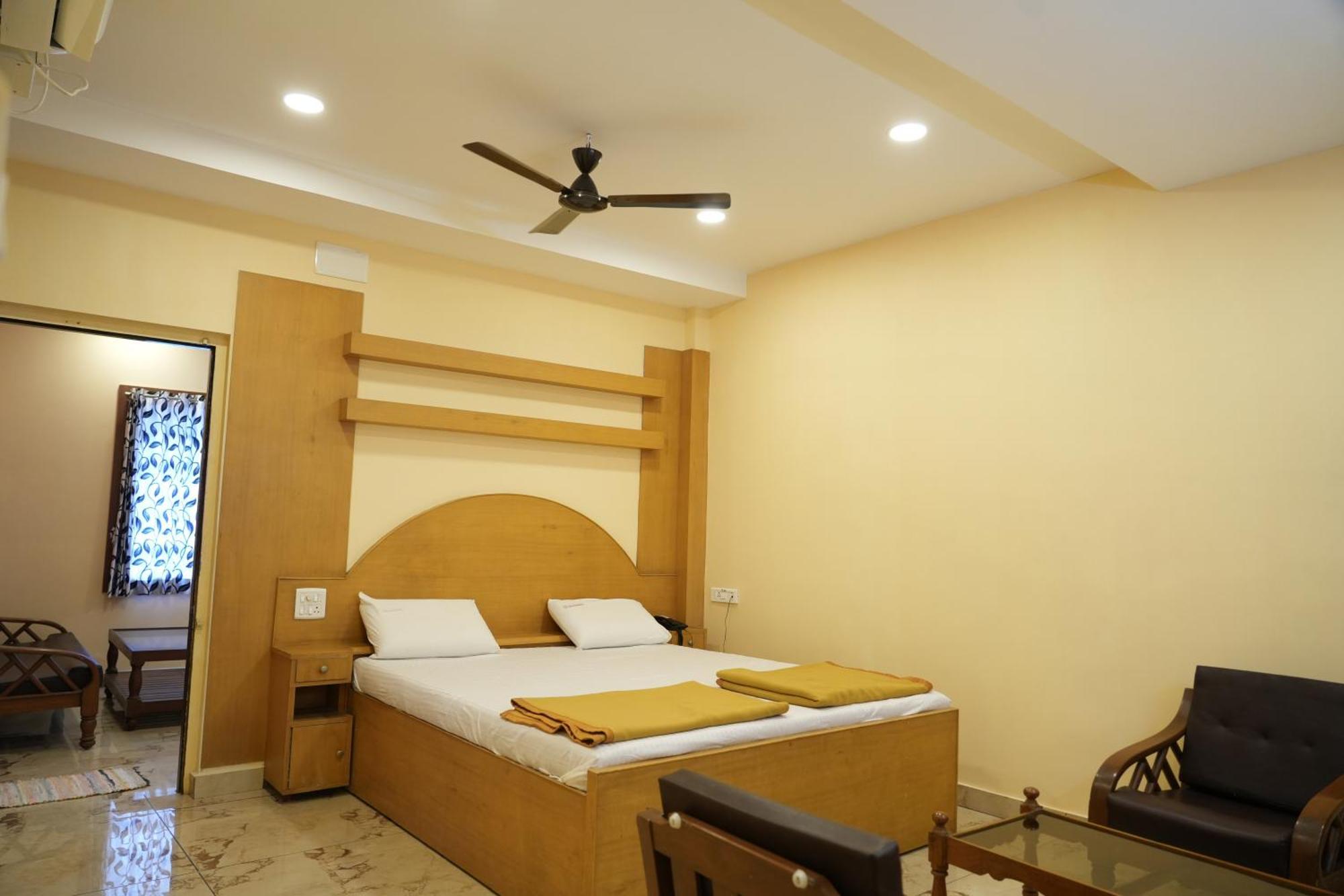 Hotel Sri Krishnan Residency à Pollāchi Extérieur photo