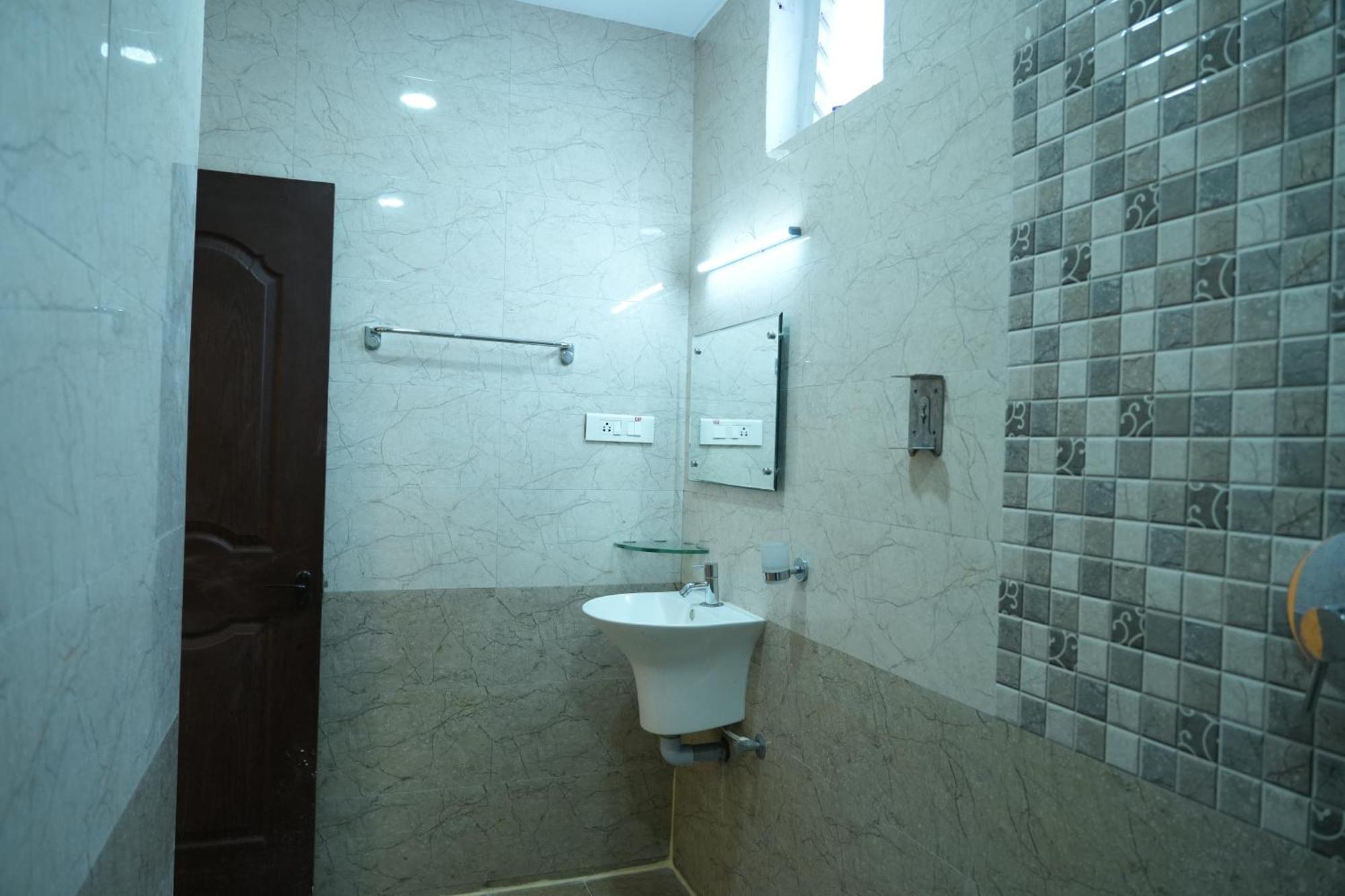 Hotel Sri Krishnan Residency à Pollāchi Extérieur photo