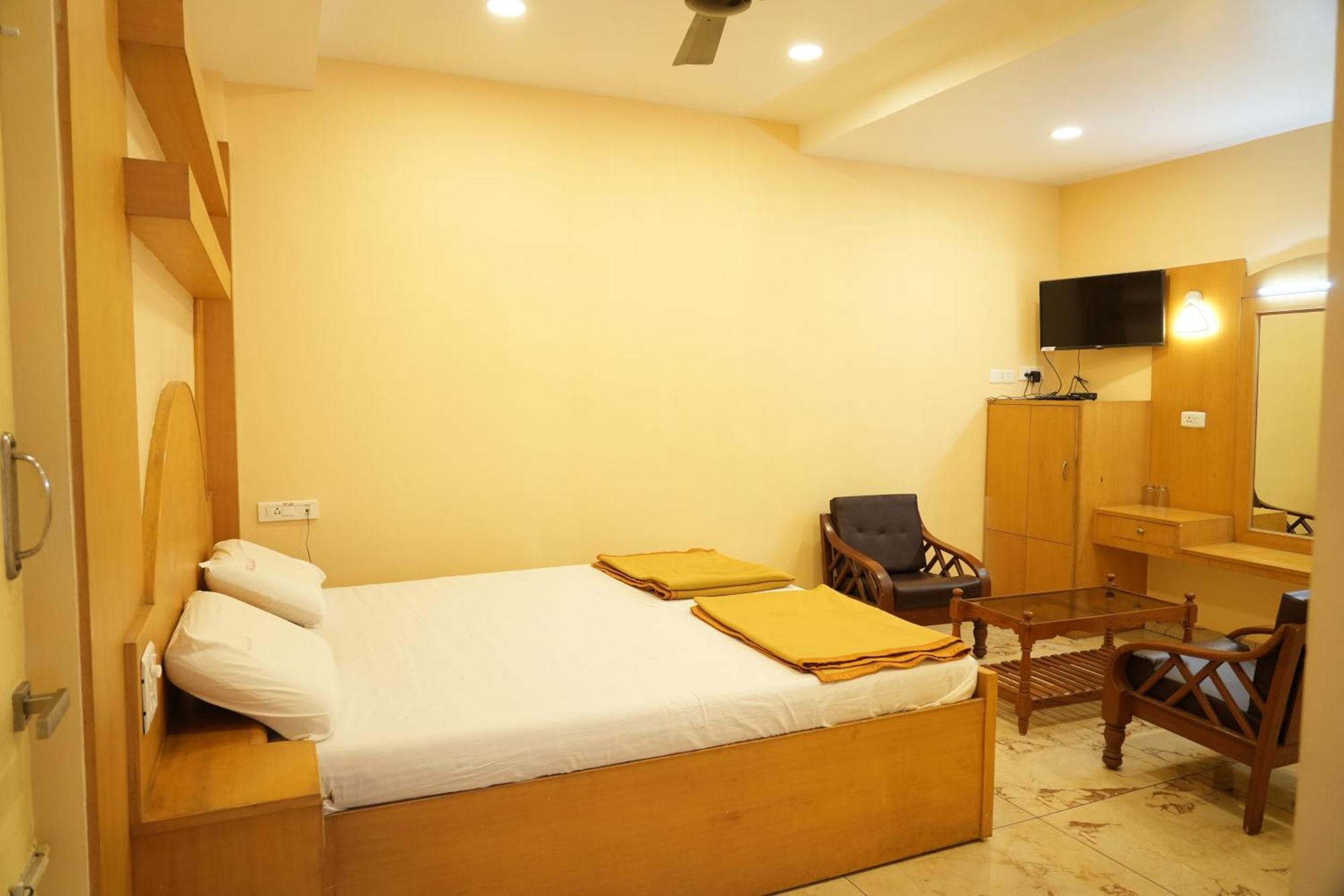Hotel Sri Krishnan Residency à Pollāchi Extérieur photo