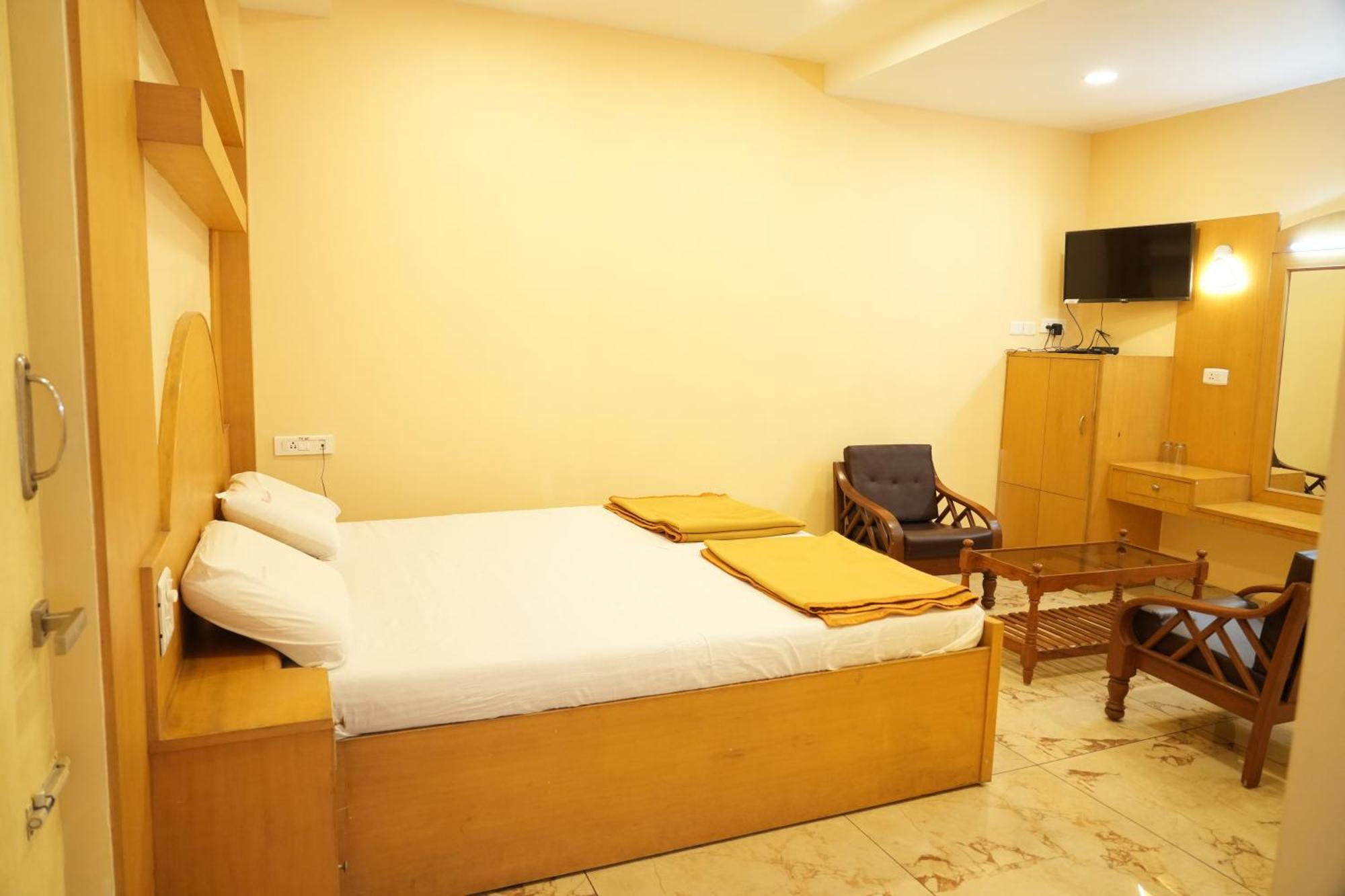 Hotel Sri Krishnan Residency à Pollāchi Extérieur photo